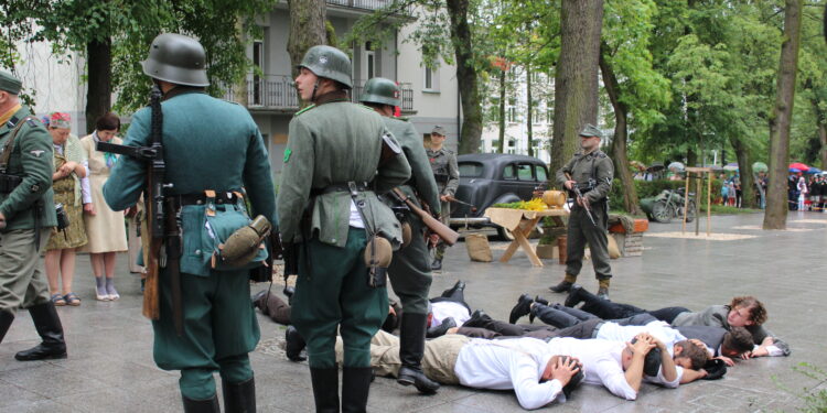 31.07.2022. Busko-Zdrój. Widowisko historyczne pt. Powstanie Warszawskie. / Fot. Marta Gajda-Kruk - Radio Kielce