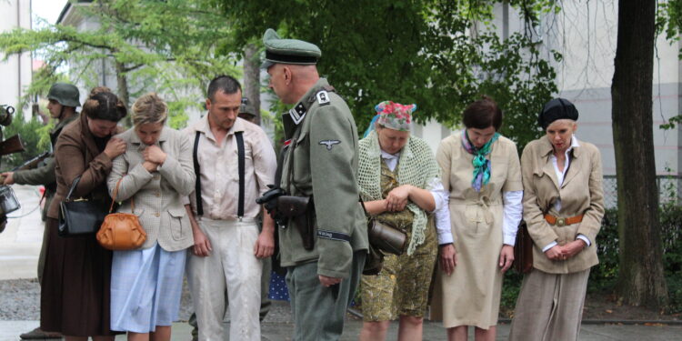 31.07.2022. Busko-Zdrój. Widowisko historyczne pt. Powstanie Warszawskie. / Fot. Marta Gajda-Kruk - Radio Kielce