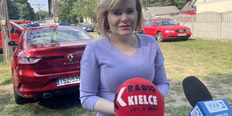23.07.2022. Ossala. Jubileusz stulecia istnienia Ochotniczej Straży Pożarnej. Na zdjęciu: Anna Krupka - wiceminister sportu i turystyki / Fot. Grażyna Szlęzak - Radio Kielce