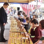 03.07.2022. Kielce. Symultana szachowa. Na zdjęciu (po lewej): Bartosz Soćko - arcymistrz szachowy / Fot. Jarosław Kubalski - Radio Kielce