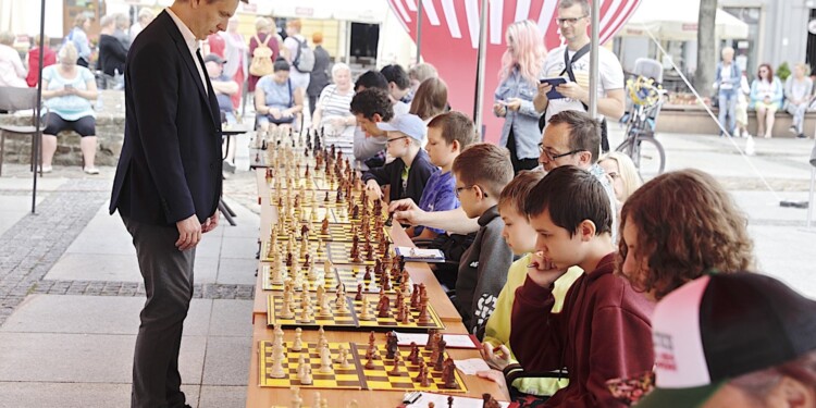 03.07.2022. Kielce. Symultana szachowa. Na zdjęciu (po lewej): Bartosz Soćko - arcymistrz szachowy / Fot. Jarosław Kubalski - Radio Kielce