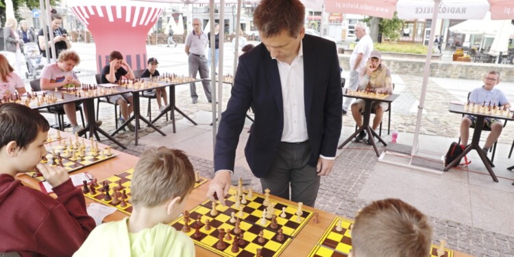 03.07.2022. Kielce. Symultana szachowa. Na zdjęciu (w środku): Bartosz Soćko - arcymistrz szachowy / Fot. Jarosław Kubalski - Radio Kielce