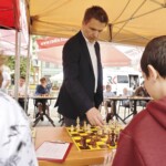 03.07.2022. Kielce. Symultana szachowa. Na zdjęciu (w środku): Bartosz Soćko - arcymistrz szachowy / Fot. Jarosław Kubalski - Radio Kielce