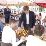 03.07.2022. Kielce. Symultana szachowa. Na zdjęciu (w środku): Bartosz Soćko - arcymistrz szachowy / Fot. Jarosław Kubalski - Radio Kielce