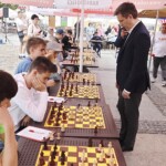 03.07.2022. Kielce. Symultana szachowa. Na zdjęciu (w środku): Bartosz Soćko - arcymistrz szachowy / Fot. Jarosław Kubalski - Radio Kielce