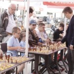 03.07.2022. Kielce. Symultana szachowa. Na zdjęciu (po prawej): Bartosz Soćko - arcymistrz szachowy / Fot. Jarosław Kubalski - Radio Kielce