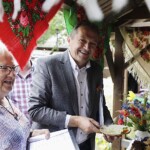 Poznaliśmy najlepsze potrawy powiatu. Tym razem inspirowane przepisami babci - Radio Kielce 10.07.2022. Tokarnia. XV Konkurs Na Najsmaczniejszą Potrawę Powiatu Kieleckiego. Na zdjęciu (w środku): Mirosław Gębski - starosta kielecki / Fot. Jarosław Kubalski - Radio Kielce