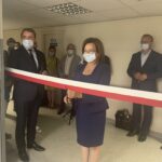 26.07.2022. Sandomierz. Otwarcie nowej pracowni rezonansu. Na zdjęciu (od lewej): Marek Kos - dyrektor Szpitala Specjalistycznego Ducha Świętego w Sandomierzu, przy wstędze poseł PiS Agata Wojtyszek, Marcin Piwnik - starosta sandomierski, Tomasz Huk - przewodniczący Rady Powiatu Sandomierskiego / Fot. Grażyna Szlęzak - Radio Kielce