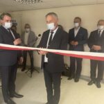 26.07.2022. Sandomierz. Otwarcie nowej pracowni rezonansu. Na zdjęciu (od lewej): Marek Kos - dyrektor Szpitala Specjalistycznego Ducha Świętego w Sandomierzu, przy wstędze Zbigniew Koniusz - wojewoda świętokrzyski, Marcin Piwnik - starosta sandomierski, Tomasz Huk - przewodniczący Rady Powiatu Sandomierskiego / Fot. Grażyna Szlęzak - Radio Kielce