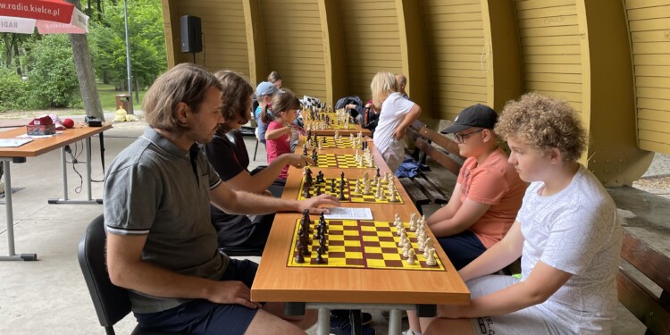 05.07.2022. Kielce. Park Miejski. Wakacyjna Szachowa Radia Kielce / Fot. Jakub Rożek - Radio Kielce