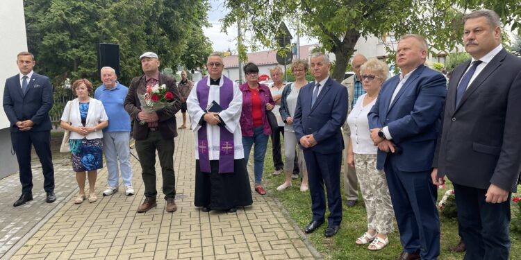 30.07.2022. Sandomierz. Obchodzy 78. rocznicy Powstania Warszawskiego. Odsłonięcie tablicy K. K. Baczyńskiego / Fot. Grażyna Szlęzak - Radio Kielce