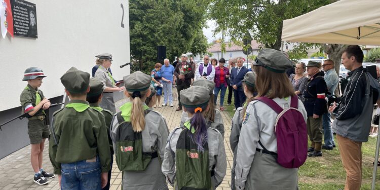 30.07.2022. Sandomierz. Obchodzy 78. rocznicy Powstania Warszawskiego. Odsłonięcie tablicy K. K. Baczyńskiego / Fot. Grażyna Szlęzak - Radio Kielce