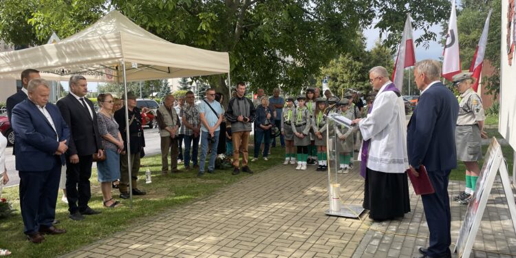 30.07.2022. Sandomierz. Obchodzy 78. rocznicy Powstania Warszawskiego. Odsłonięcie tablicy K. K. Baczyńskiego / Fot. Grażyna Szlęzak - Radio Kielce