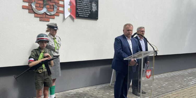 30.07.2022. Sandomierz. Obchodzy 78. rocznicy Powstania Warszawskiego. Odsłonięcie tablicy K. K. Baczyńskiego. Na zdjęciu (od lewej): jeden z zuchów, Paulina Grębowiec-Kowalska -członek zarządu Komendy Hufca ZHP w Sandomierzu, Janusz Stasiak -zastępca burmistrza Sandomierza, z prawej Andrzej Bolewski, prezes Spółdzielni Budownictwa Mieszkaniowego „Sandomierz ”, miejski radny / Fot. Grażyna Szlęzak - Radio Kielce