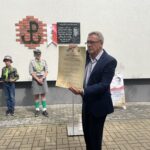 30.07.2022. Sandomierz. Obchodzy 78. rocznicy Powstania Warszawskiego. Odsłonięcie tablicy K. K. Baczyńskiego. Na zdjęciu na pierwszym planie Andrzej Bolewski - prezes Spółdzielni Budownictwa Mieszkaniowego „Sandomierz ”, miejski radny / Fot. Grażyna Szlęzak - Radio Kielce