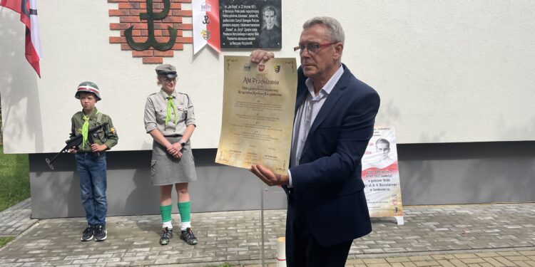 30.07.2022. Sandomierz. Obchodzy 78. rocznicy Powstania Warszawskiego. Odsłonięcie tablicy K. K. Baczyńskiego. Na zdjęciu na pierwszym planie Andrzej Bolewski - prezes Spółdzielni Budownictwa Mieszkaniowego „Sandomierz ”, miejski radny / Fot. Grażyna Szlęzak - Radio Kielce