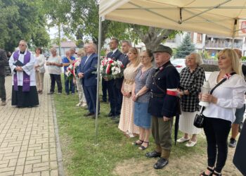 30.07.2022. Sandomierz. Obchodzy 78. rocznicy Powstania Warszawskiego. Odsłonięcie tablicy K. K. Baczyńskiego / Fot. Grażyna Szlęzak - Radio Kielce