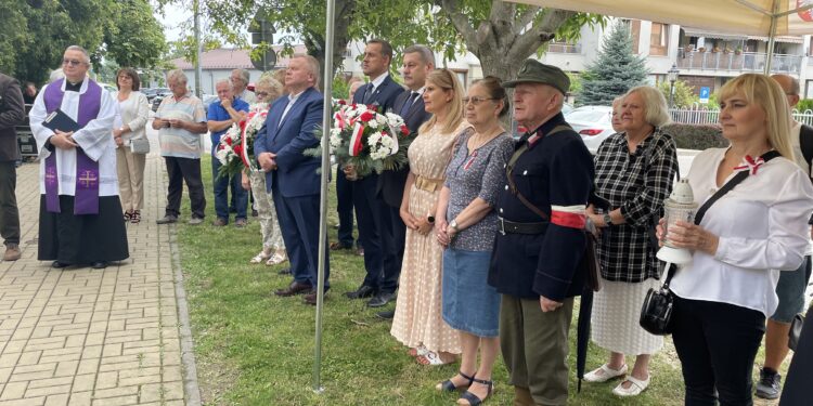 30.07.2022. Sandomierz. Obchodzy 78. rocznicy Powstania Warszawskiego. Odsłonięcie tablicy K. K. Baczyńskiego / Fot. Grażyna Szlęzak - Radio Kielce