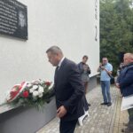 30.07.2022. Sandomierz. Obchodzy 78. rocznicy Powstania Warszawskiego. Odsłonięcie tablicy K. K. Baczyńskiego. Na zdjęciu: wieniec składa Wojciech Czerwiec - przewodniczący Rady Miasta Sandomierza, z tyłu Janusz Stasiak -zastępca burmistrza i Piotr Chojnacki -wiceprzewodniczący rady / Fot. Grażyna Szlęzak - Radio Kielce