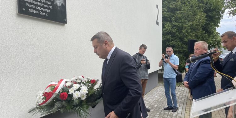 30.07.2022. Sandomierz. Obchodzy 78. rocznicy Powstania Warszawskiego. Odsłonięcie tablicy K. K. Baczyńskiego. Na zdjęciu: wieniec składa Wojciech Czerwiec - przewodniczący Rady Miasta Sandomierza, z tyłu Janusz Stasiak -zastępca burmistrza i Piotr Chojnacki -wiceprzewodniczący rady / Fot. Grażyna Szlęzak - Radio Kielce