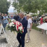 30.07.2022. Sandomierz. Obchodzy 78. rocznicy Powstania Warszawskiego. Odsłonięcie tablicy K. K. Baczyńskiego. Na zdjęciu: Grażyna Szklarska i Ryszard Nagórny - członkowie zarządu powiatu sandomierskiego / Fot. Grażyna Szlęzak - Radio Kielce