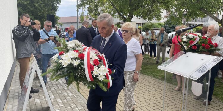 30.07.2022. Sandomierz. Obchodzy 78. rocznicy Powstania Warszawskiego. Odsłonięcie tablicy K. K. Baczyńskiego. Na zdjęciu: Grażyna Szklarska i Ryszard Nagórny - członkowie zarządu powiatu sandomierskiego / Fot. Grażyna Szlęzak - Radio Kielce