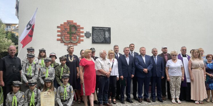 30.07.2022. Sandomierz. Obchodzy 78. rocznicy Powstania Warszawskiego. Odsłonięcie tablicy K. K. Baczyńskiego / Fot. Grażyna Szlęzak - Radio Kielce