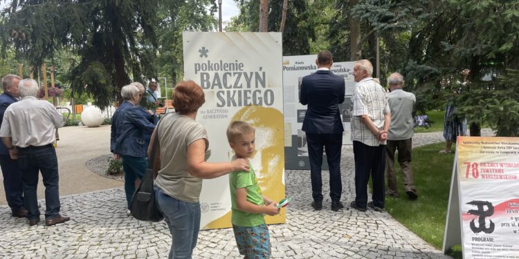 30.07.2022. Sandomierz. Obchodzy 78. rocznicy Powstania Warszawskiego. Odsłonięcie tablicy K. K. Baczyńskiego / Fot. Grażyna Szlęzak - Radio Kielce