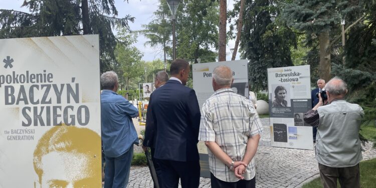 30.07.2022. Sandomierz. Obchodzy 78. rocznicy Powstania Warszawskiego. Odsłonięcie tablicy K. K. Baczyńskiego / Fot. Grażyna Szlęzak - Radio Kielce