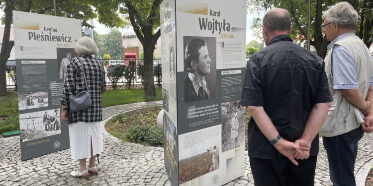 30.07.2022. Sandomierz. Obchodzy 78. rocznicy Powstania Warszawskiego. Odsłonięcie tablicy K. K. Baczyńskiego / Fot. Grażyna Szlęzak - Radio Kielce