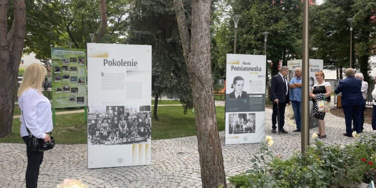 30.07.2022. Sandomierz. Obchodzy 78. rocznicy Powstania Warszawskiego. Odsłonięcie tablicy K. K. Baczyńskiego / Fot. Grażyna Szlęzak - Radio Kielce