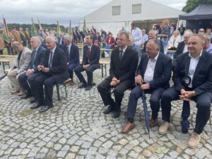 31.07.2022. Sandomierz. Pierwsze Powiatowe Święto Miodu. Na zdjęciu (od lewej): jako drugi drugi Andrzej Bętkowski - marszałek województwa świętokrzyskiego, Marek Jońca - członek zarządu województwa świętokrzyskiego, Waldemar Maruszczak - kierownik biura powiatowego ARiMR, Szymon Kołacz - wójt gminy Łoniów, Piotr Lipiński - dyrektor oddziału ŚODR w Sandomierzu. / Fot. Grażyna Szlęzak - Radio Kielce.