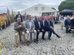 31.07.2022. Sandomierz. Pierwsze Powiatowe Święto Miodu. Na zdjęciu (od lewej): Ryszard Nagórny - członek zarządu powiatu sandomierskiego, Marcin Marzec - burmistrz Sandomierza, Tomasz Huk - przewodniczący rady powiatu, Marcin Piwnik - starosta sandomierski. / Fot. Grażyna Szlęzak - Radio Kielce