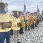 31.07.2022. Sandomierz. Pierwsze Powiatowe Święto Miodu. Na zdjęciu pszczelarze wyróżnieni odznaką Polskiego Związku Pszczelarzy. / Fot. Grażyna Szlęzak - Radio Kielce.