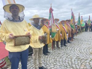 31.07.2022. Sandomierz. Pierwsze Powiatowe Święto Miodu. Na zdjęciu pszczelarze wyróżnieni odznaką Polskiego Związku Pszczelarzy. / Fot. Grażyna Szlęzak - Radio Kielce.