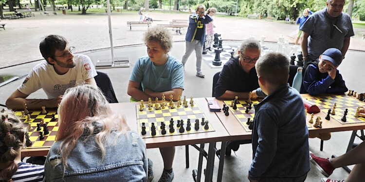 06.07.2022. Kielce. Park Miejski. Wakacyjna Szkoła Szachowa Radia Kielce / Fot. Jarosław Kubalski - Radio Kielce