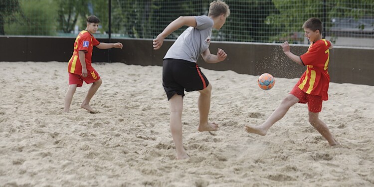 09.07.2022. Kielce. XI Turniej Piłkarski Plażowych Trójek o Puchar senatora Krzysztofa Słonia / Fot. Jarosław Kubalski - Radio Kielce