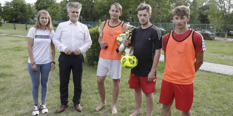 09.07.2022. Kielce. XI Turniej Piłkarski Plażowych Trójek o Puchar senatora Krzysztofa Słonia. Na zdjęciu (drugi z lewej): senator Krzysztof Słoń / Fot. Jarosław Kubalski - Radio Kielce