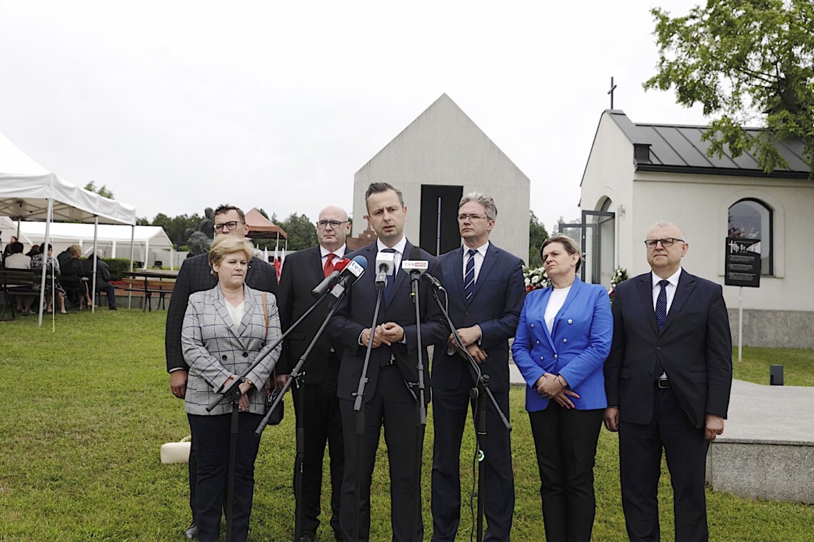 12.07.2022 Michniów. Konferencja PSL. Na zdjęciu (od lewej): poseł Stefan Krajewski, Ewa Kieszkowska – dyrektor biura KP PSL – Koalicja Polska, Piotr Zgorzelski – wicemarszałek Sejmu RP, Władysław Kosiniak-Kamysz - prezes PSL, Adam Jarubas - europoseł PSL, Dorota Szymkiewicz - pracownik biura PSL w Warszawie, Kazimierz Ujazdowski – senator PSL / Fot. Jarosław Kubalski - Radio Kielce