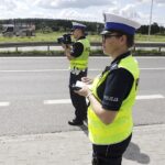 Kaskadowe pomiary prędkości mają zmusić do bezpiecznej jazdy - Radio Kielce 15.07.2022. Kieleckie. Policjanci kontrolują prędkość / Fot. Jarosław Kubalski - Radio Kielce