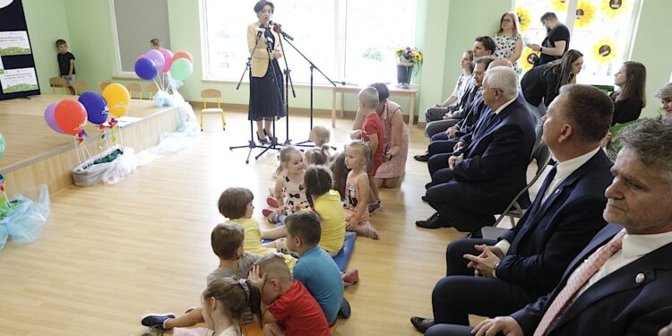 15.07.2022. Chęciny. Żłobek „Królewski Raj Malucha”. Wizyta minister Marleny Maląg / Fot. Jarosław Kubalski - Radio Kielce