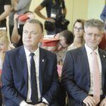 15.07.2022. Chęciny. Żłobek „Królewski Raj Malucha”. Wizyta minister Marleny Maląg. Na zdjęciu (od lewej): Robert Jaworski - burmistrz Chęcin, senator Krzysztof Słoń / Fot. Jarosław Kubalski - Radio Kielce