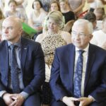15.07.2022. Chęciny. Żłobek „Królewski Raj Malucha”. Wizyta minister Marleny Maląg. Na zdjęciu (od lewej): wicewojewdoa Rafał Nowak, poseł Krzysztof Lipiec / Fot. Jarosław Kubalski - Radio Kielce