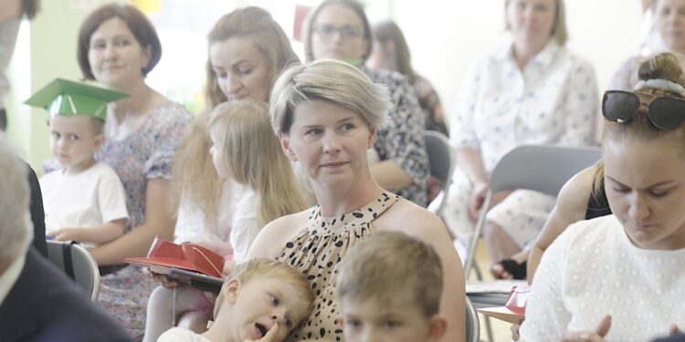 15.07.2022. Chęciny. Żłobek „Królewski Raj Malucha”. Wizyta minister Marleny Maląg / Fot. Jarosław Kubalski - Radio Kielce