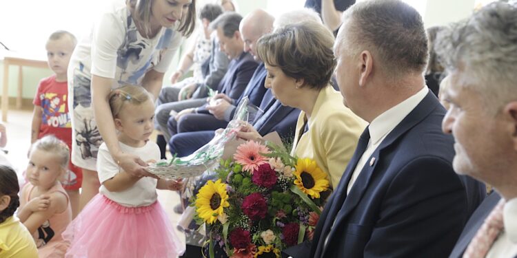 15.07.2022. Chęciny. Żłobek „Królewski Raj Malucha”. Wizyta minister Marleny Maląg / Fot. Jarosław Kubalski - Radio Kielce