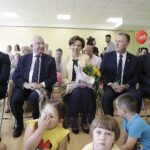 15.07.2022. Chęciny. Żłobek „Królewski Raj Malucha”. Wizyta minister Marleny Maląg. Na zdjęciu (od lewej): wicewojewdoa Rafał Nowak, poseł Krzysztof Lipiec, minister rodziny i polityki społecznej Marlena Maląg, Robert Jaworski - burmistrz Chęcin, senator Krzysztof Słoń / Fot. Jarosław Kubalski - Radio Kielce