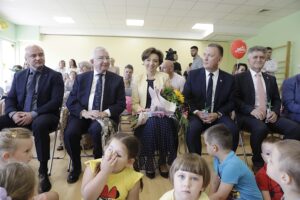 15.07.2022. Chęciny. Żłobek „Królewski Raj Malucha”. Wizyta minister Marleny Maląg. Na zdjęciu (od lewej): wicewojewdoa Rafał Nowak, poseł Krzysztof Lipiec, minister rodziny i polityki społecznej Marlena Maląg, Robert Jaworski - burmistrz Chęcin, senator Krzysztof Słoń / Fot. Jarosław Kubalski - Radio Kielce