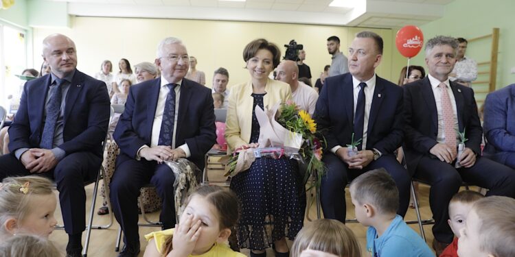 15.07.2022. Chęciny. Żłobek „Królewski Raj Malucha”. Wizyta minister Marleny Maląg. Na zdjęciu (od lewej): wicewojewdoa Rafał Nowak, poseł Krzysztof Lipiec, minister rodziny i polityki społecznej Marlena Maląg, Robert Jaworski - burmistrz Chęcin, senator Krzysztof Słoń / Fot. Jarosław Kubalski - Radio Kielce