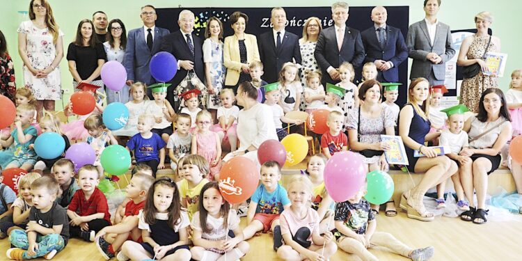 15.07.2022. Chęciny. Żłobek „Królewski Raj Malucha”. Wizyta minister Marleny Maląg / Fot. Jarosław Kubalski - Radio Kielce