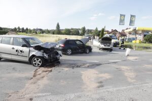 18.07.2022. Kostomłoty Drugie. Zderzenie trzech samochodów / Fot. Jarosław Kubalski - Radio Kielce